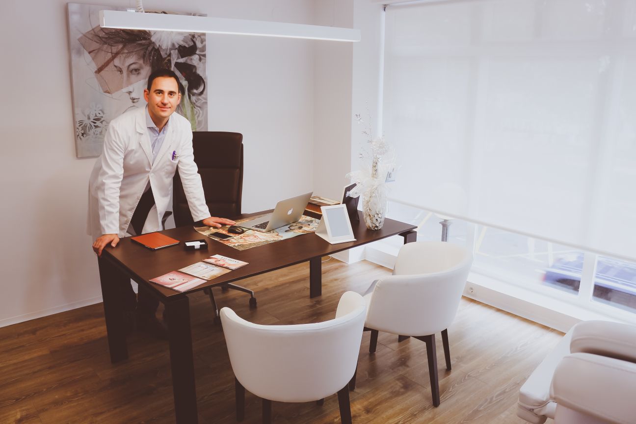 El Dr. Miguel Miñana director de Esthetia, clínica de medicina estética situada en Oliva, Valencia